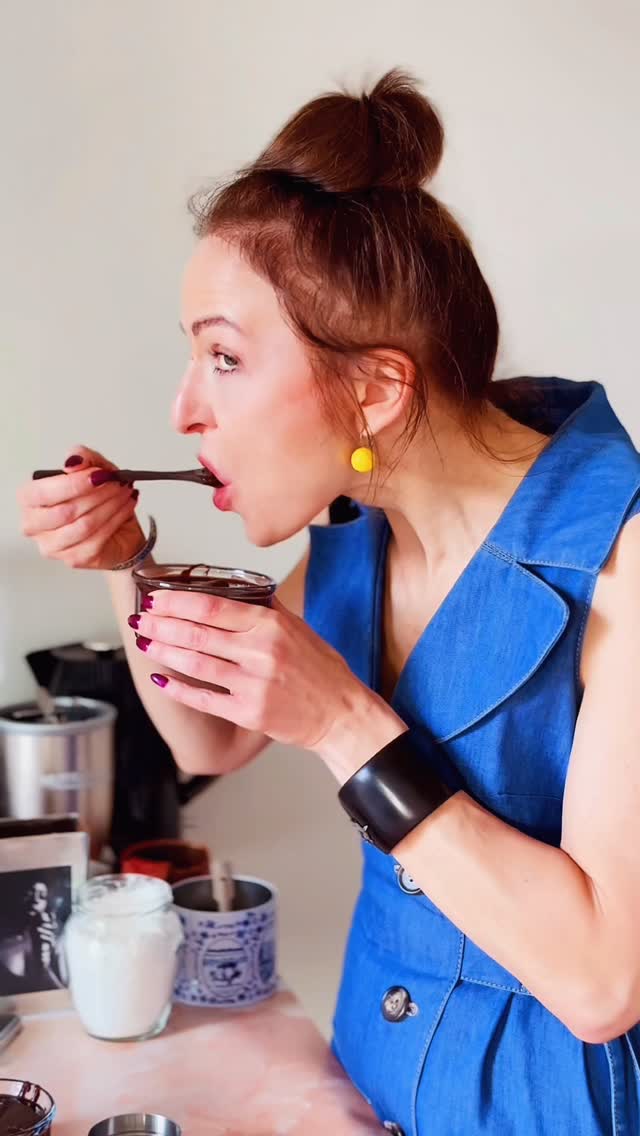 Classic CHOCOLATE PUDDING recipe with my SWEET & SALTY twist👇🏼 You can adjust the amounts according to your need, it’s just a really easy to memorize the ratios! 🟤 100 ml cornstarch
🟤 200 ml unsweetened cocoa powder
🟤 300 ml sugar
🟤 800 ml full-fat milk
🟤 50 g white chocolate
🟤 flaky sea salt for sprinkling Whisk everything together over a medium heat, until fully incorporated and a beautiful glossy thick cream has been developed. Take off the heat and melt the white chocolate into it. Whisk again until smooth. Divide into bowls and sprinkle with salt flakes, which make all chocolate desserts even more heavenly! Let it cool just a bit and eat right away as a warm comforting dessert (perfect in cold season) or chill in the fridge before enjoying (nice in summertime). #chocolatepudding #chocolatedessert #nobakedessert #grandmasrecipe #classicdessert #recipereels #feedfeed @thefeedfeed #healthycomfortfood