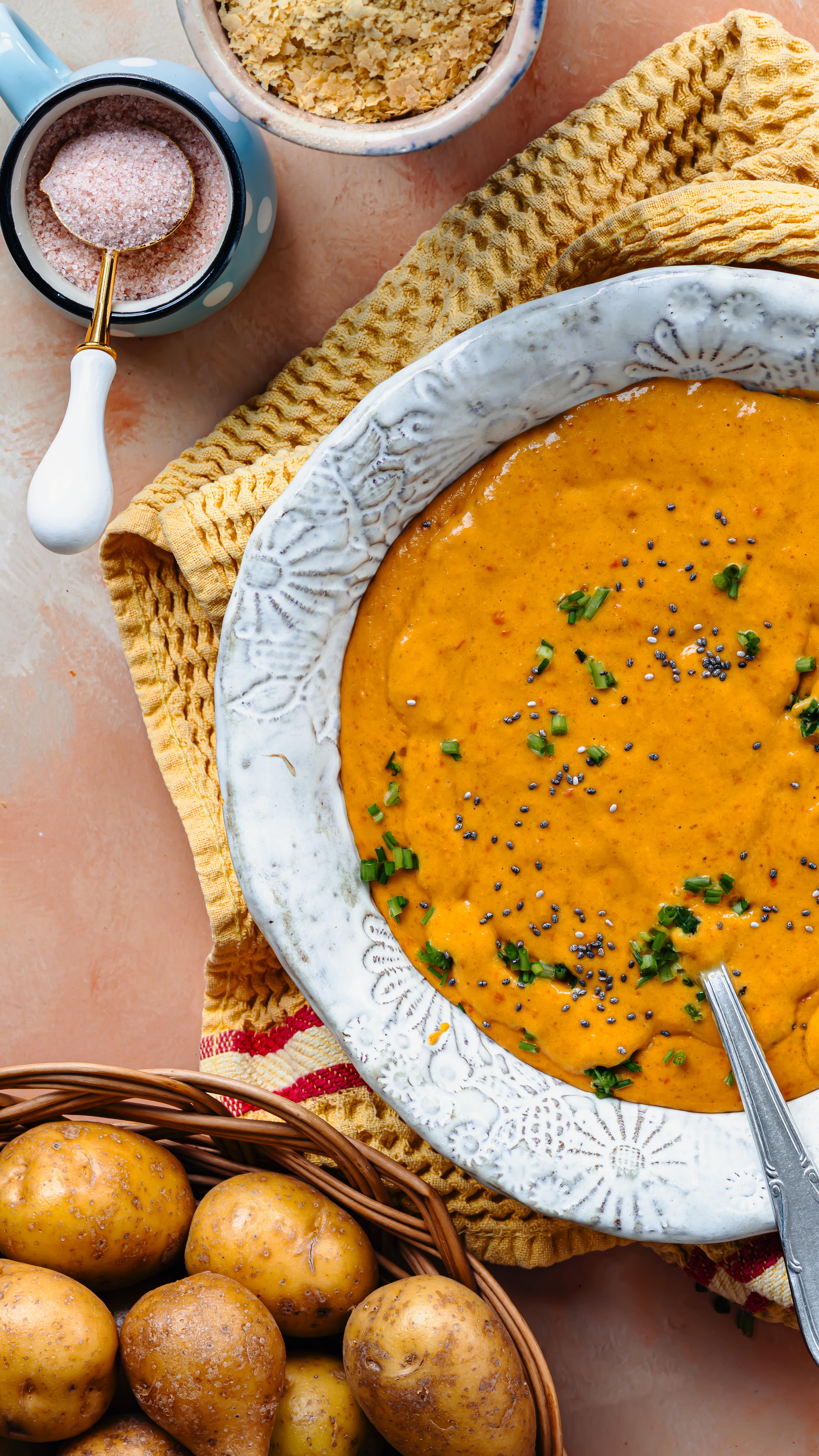 To get MAX out of your veggie cream soup, you just need NOT to boil your veggies🙅🏽♀️in water! Instead boil them in the same creamy liquid that you would later use to blend it in. Be it cream, coconut milk, full-fat milk or whatever you prefer. I felt like making it vegan and used coconut milk and extra virgin coconut oil for the flavor to pop even more.🥥 It’s a pretty forgiving recipe, use whatever veggies you like, but make sure one of them is a starchy one like potato. Here’s how I did: 🥕1 large carrot
🥔4 small potatos
🌶️1 sweet red bell pepper
🧄1 clove garlic & 1 shallot
🥥1 tbsp raw coconut oil & 400 g coconut milk
1 tbsp nutritional yeast (our family favorite ingredient!)
1 teaspoon turmeric
1/2 teaspoon chili powder
1 tbsp pink himalaya salt
chives & chia seeds to garnish For the instructions follow the video or drop me a comment! This is a truly comforting soup, warming you up and keeping you healthy in the wintertime!❄️😌 #creamsoup #vegansoup #coconutlover #cookinghacks #healthycomfortfood
