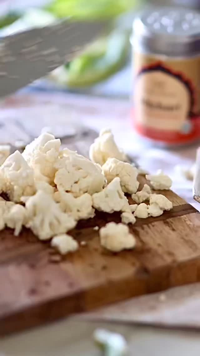 Sometimes all you need is crunchy colorful veggies, brown rice, chickpeas, blended raw green sauce and Indian Kitchari spice mix🍲 This craving can happen in between Christmas and New Year’s Eve for example😌 Eat what makes you happy! #rawfoodshare #wholefoodnutrition #healthycomfortfood #veganiseasy #indianspices