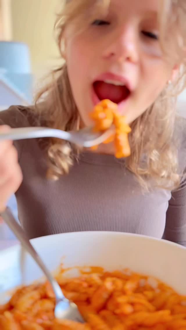 Easy kid-friendly pasta (for kids that like a bit of spice🌶️)Goes on repeat constantly!🔁Btw, this Philadelphia high protein cream cheese is great for cooking and adds up to the nutrition!💪🏼#pastarecipes #familydinners #easymeal #quicklunch @phillycreamchs