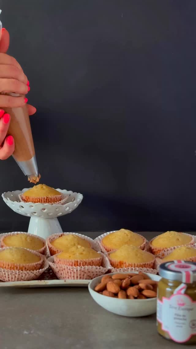 White Chocolate – Pistachio – Cappuccino Cupcakes 🧁If you wish for a healthier version of the exact same thing, check out my previous post before this one! But here I share the initial, more indulgent recipe - both versions are absolutely# bulletproof. 🤎The ingredients are below, and the instructions are in the first comment! 💬 For the muffins 🥧12 muffin paper liners3 eggs115 g room temperature butter or extra virgin coconut oil100 g sugar125 g milk190 g sifted plain flour1½ tsp baking powder1 tsp vanilla sugar or vanilla extract1 pinch of salt80 g white chocolateFor the frosting 🍥Piping bag with your preferred piping tip(or simply spoon the frosting on — works just as well)200 g milk chocolate100 g white chocolate250 g cream cheese150 g mascarpone1 sachet instant cappuccino powder (about 15 g)1 tbsp natural pistachio paste (stir well before using, as it can separate)Almonds, pistachios, pecans, or other nuts for decoratingDark cocoa powder for dusting#muffinrecipes #cupcakesdaily #cappucino @terreexotique