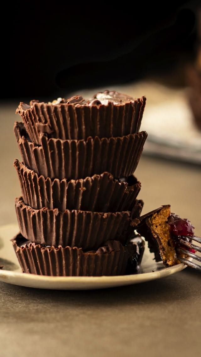 Make these irresistible nutritious dark chocolate sunflower seed butter cups with me!🌻 They are vegan, nut-free, gluten-free & low-carb. Nevertheless they are unreal…😋🤤 Watch the video and stop at steps to follow the recipe. Repeat if necessary!🤎 #recipevideo #healthysnackideas #sunflowerseeds #vegan #plantbasedrecipes