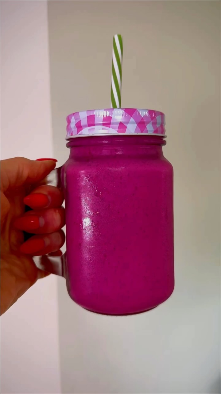 Here are the ingredients for the dragonfruit protein smoothie I shared along with the banana pancakes a few days ago (check the feed). I linked the reel too. 🩷frozen dragonfruit cubes
🩷almond milk
🩷Alpro vanilla protein pudding or other protein dessert of preference
🩷Nick’s vanilla Stevia drops
🩷a generous pinch of ground green cardamom #healthycomfortfood #smoothie #highprotein