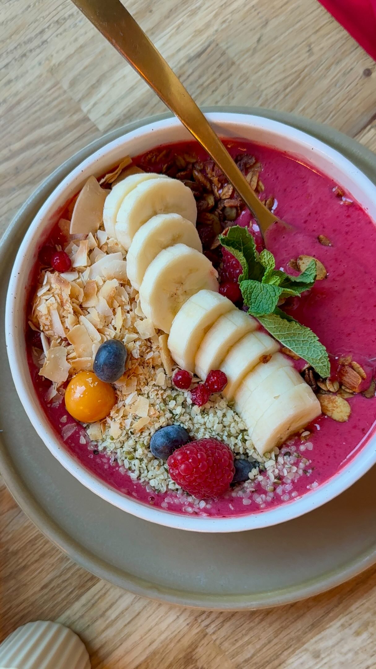 What I eat in a day to stay grounded, when the pace is mad and the times are hectic 🧘🏼‍♀️  Leaning towards vegetarian and vegan options is a great choice then to keep the energy stable and mind sharp 🥥  🍒 Vegan smoothie bowl for breakfast, after my early morning yoga session
🫑 High protein tandoori paneer with veggies and mint dressing for lunch
🍑 Comforting pile of sourdough crepes with peaches and hazelnuts for a homemade dinner  #whatieatinaday #vegetarianday #plantbasedmeals #goodmeal #healthycomfortfood