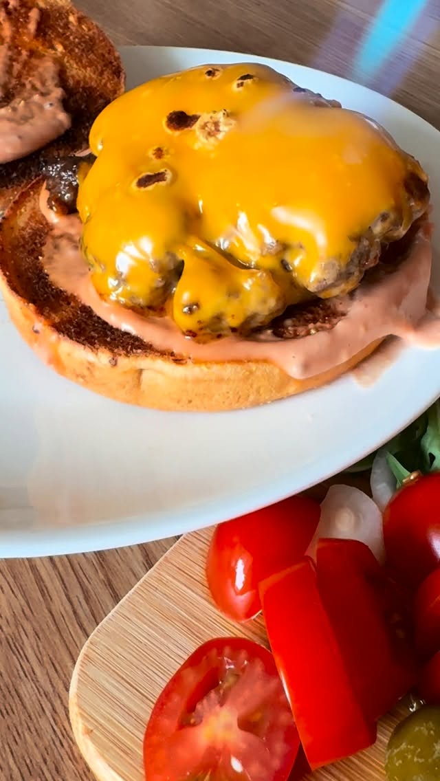 Make your own! 🍔
Swap the ingredients, change what you want, but keep the vibes 😎
This recipe was made by my 12-year old 👱🏼♀️ PATTIES: minced meat, garlic powder, cayenne, salt BUNS: chili flavored (or regular) burger buns SAUCE: mayonnaise, ketchup, grainy mustard, tabasco CHEESE: melty hamburger cheese VEGGIES: pickled cucumbers, cherry tomatoes, bell pepper, arugula leaves #healthycomfortfood #burgeroftheday