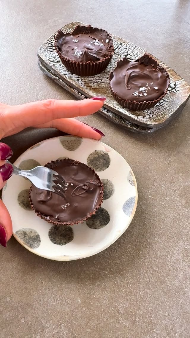 Surprisingly: there is 21.1 g protein per 100 g of sunflower seed butter! 🌻 This can’t-stop-snacking-it dessert works with nut allergies, gluten intolerance and plant-based diet. Btw: dark chocolate and extra virgin olive oil is marriage made in heaven - the shells of these cups are unreal…😌 I used a great product as a sweetener: date syrup, my new fave 🫶🏼 And… please never skip sprinkling salt flakes to your dark chocolate desserts 😋 Comment for the recipe! 💛 #healthyfatsaregoodforyou #vegandesserts #darkchocolate #plantbasedrecipes #highproteinsnack @noblezadelsur @jomaradates @saltfossilriver