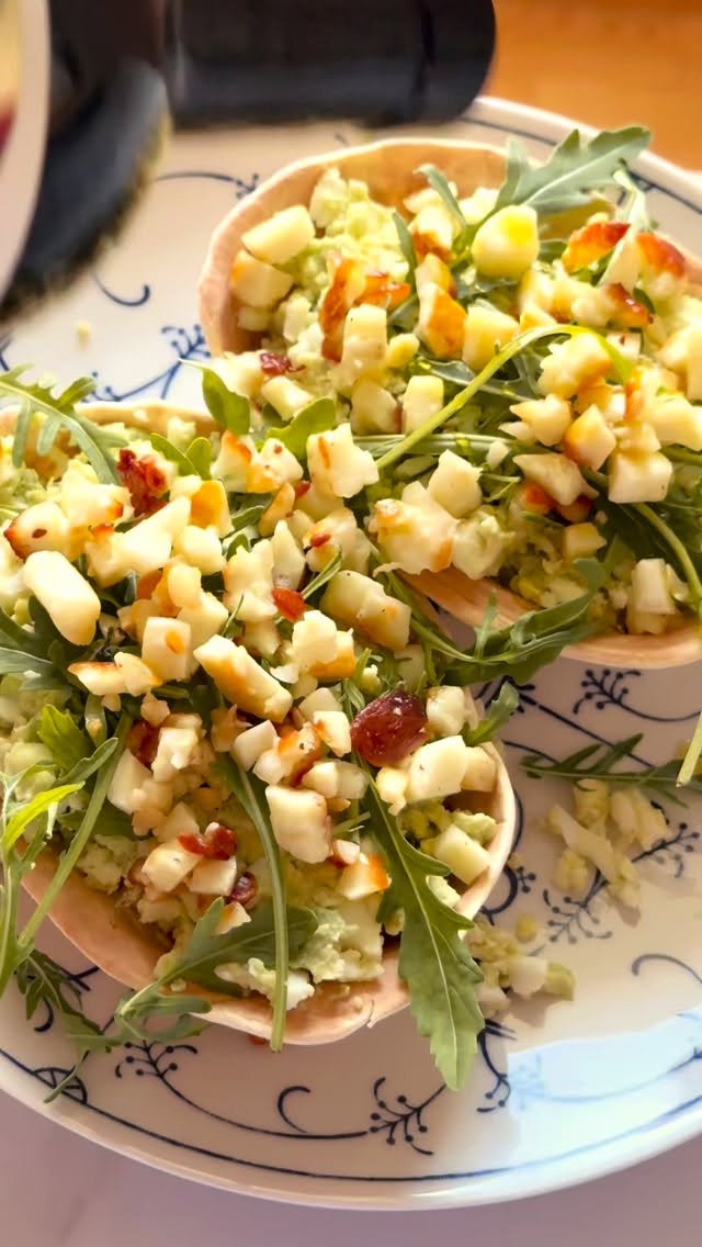 Mashed eggs and avocados with halloumi in a taco. 🥚🥑🌮 This seems like a wonderful breakfast, but honestly, I made it for dinner and couldn’t have been more satisfied…  Btw, @nigellalawson once said in one of her books that she considers Halloumi as a vegetarian bacon. I wholeheartedly agree! 🙌🏼  #halloumi #avocado #boiledeggs #tacos #wholefood @oldelpaso