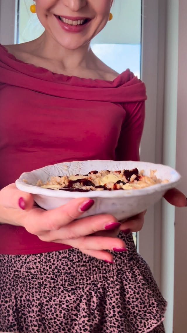 Balance is the key to a happy life ⚖️🎈
Do you agree? 👀
If you’re fed up with your usual healthy breakfast porridge, just add vanilla and generous amounts of white chocolate to it! 🍨🥣
Don’t stir the chocolate in, let it melt like butter…🫠  #healthycomfortfood #feedingmyfamily #oatmealbowl #porridgetoppings #breakfastidea
