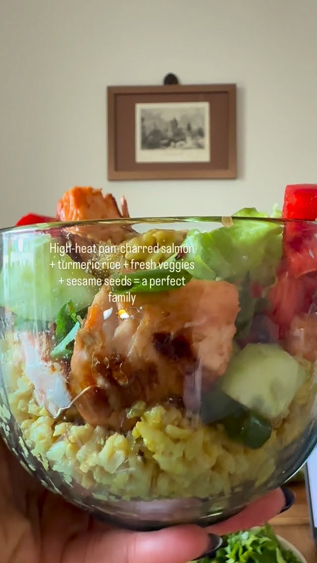 Salmon, rice & crunchy salad bowl is always a triple marriage made in heaven 🕊️ Mine was: 🍚miso salmon (but you can just lightly char a simple non-marinated salmon chunks)🐟
🍚turmeric-egg rice (but you can just make a sticky sushi or risotto-style rice)
🍚loads of fresh veggies (I had cucumber, lettuce, frillice salad, sweet bell peppers and spring onions, but you have whatever you like)🥒
🍚use all the fat that is extracted from the salmon as a dressing (unless you’re counting calories - if you are, then add some low-cal high-protein greek yogurt)
🍚sesame seeds (optional)
🍚don’t forget fresh lime juice to balance the fatty fish!🍋🟩 #salmonbowl #ricebowl #veggiebowl #easylunch #simpledinner